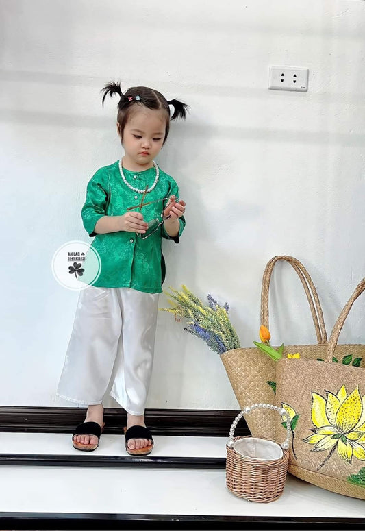 Kid Áo Bà Ba with black pant.
