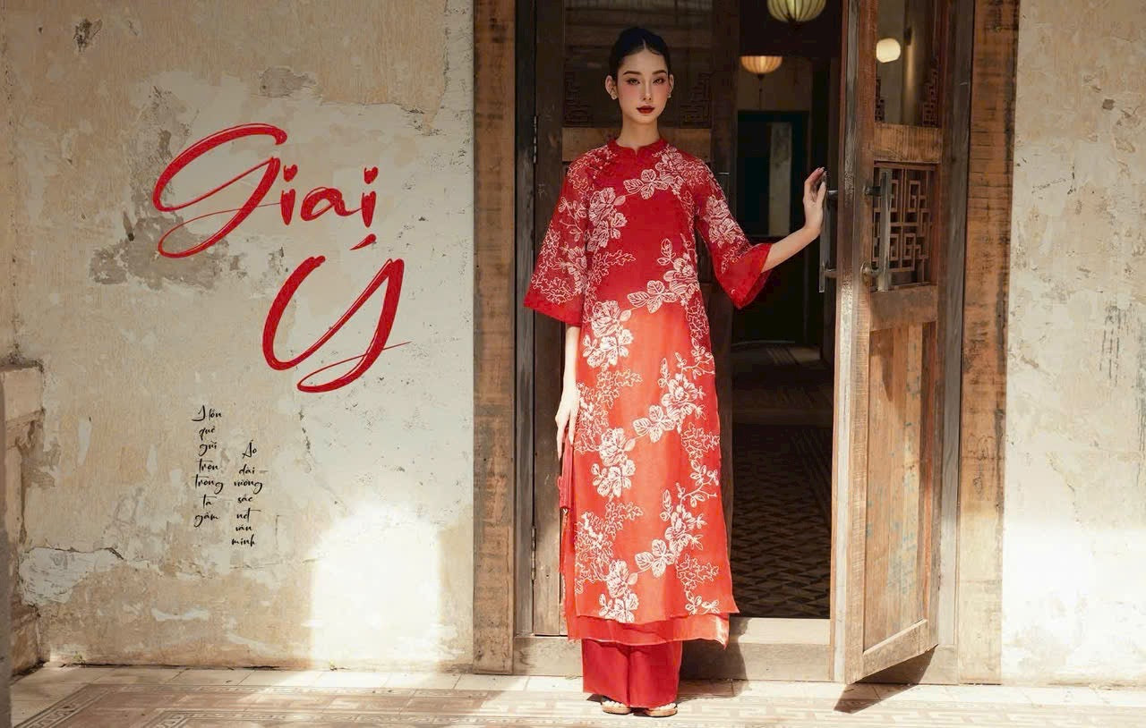 Áo Dai Red Flowers pattern Embroidery | Pre-made Vietnamese Dress for Lunar New Year Ao Dai Viet Nam|Ao Dai Cach Tan with Pants T10