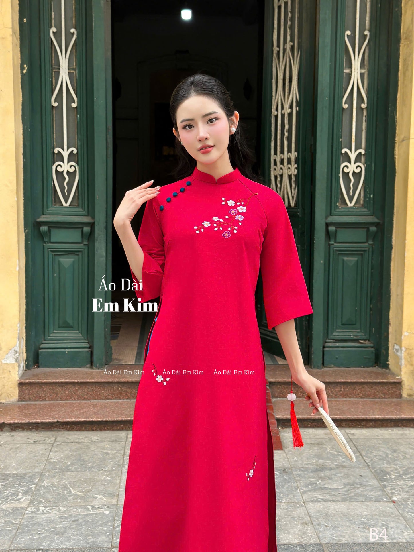 Red flower embroidery Women ao dai cach tan| B4