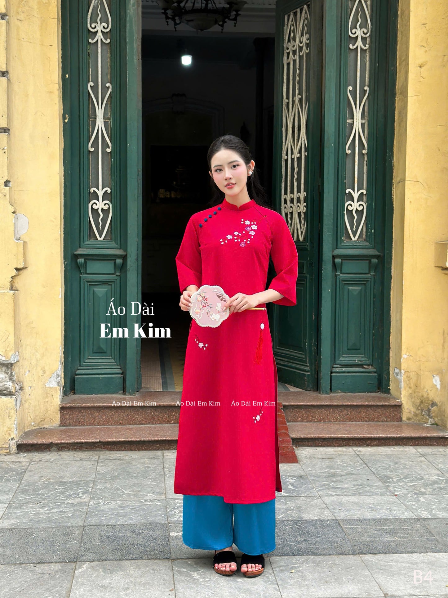 Red flower embroidery Women ao dai cach tan| B4