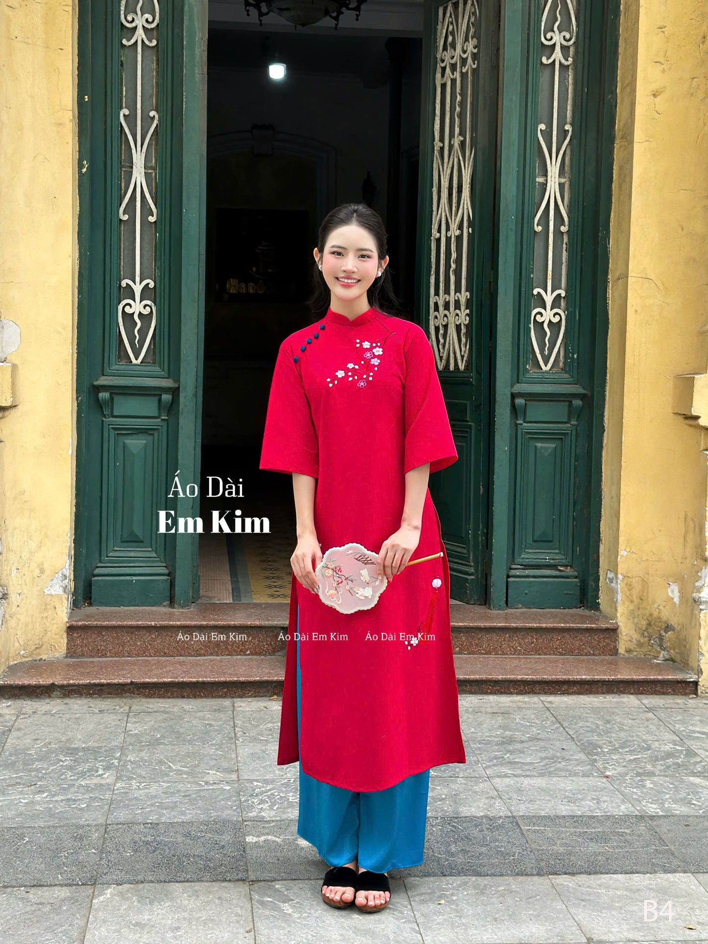 Red flower embroidery Women ao dai cach tan| B4