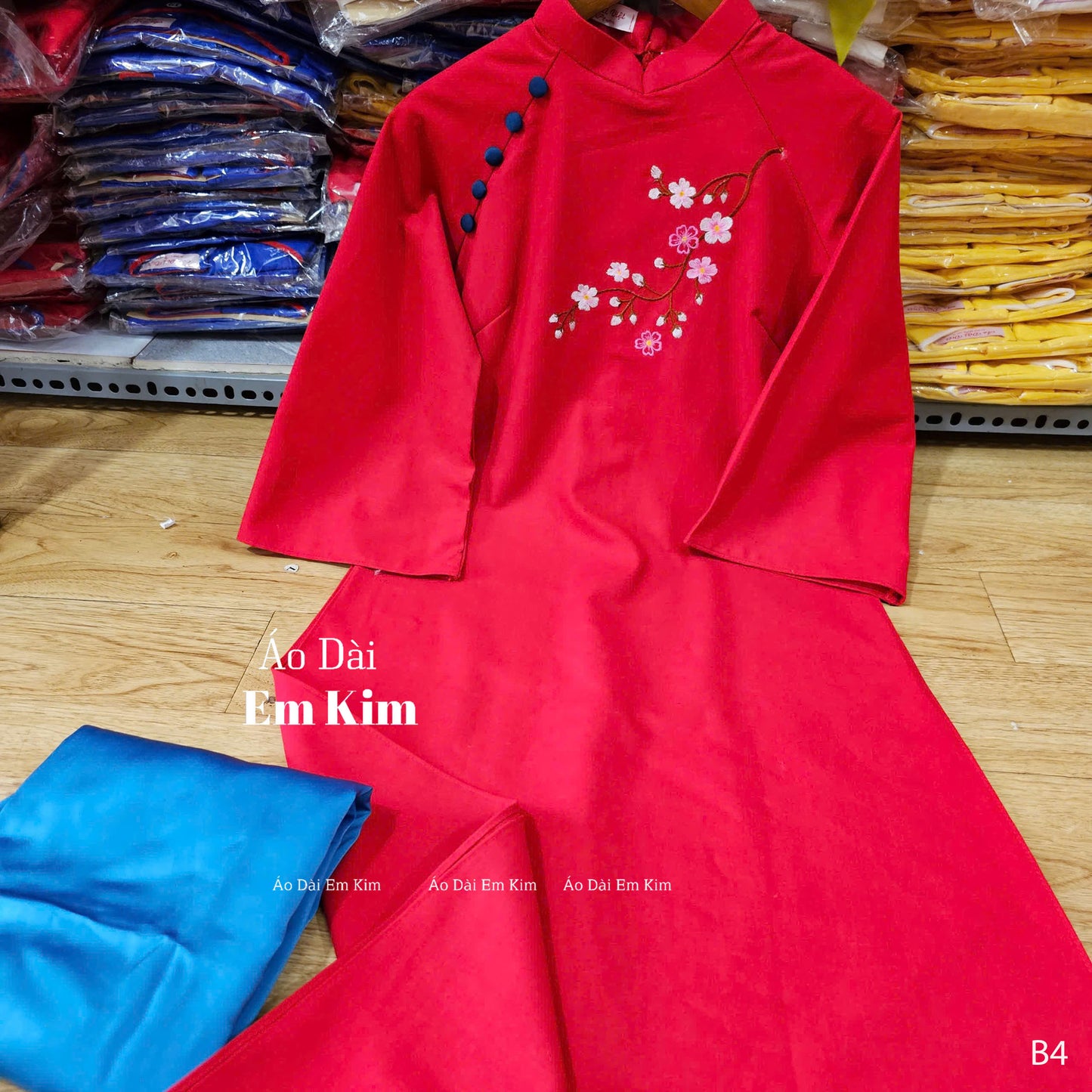 Red flower embroidery Women ao dai cach tan| B4