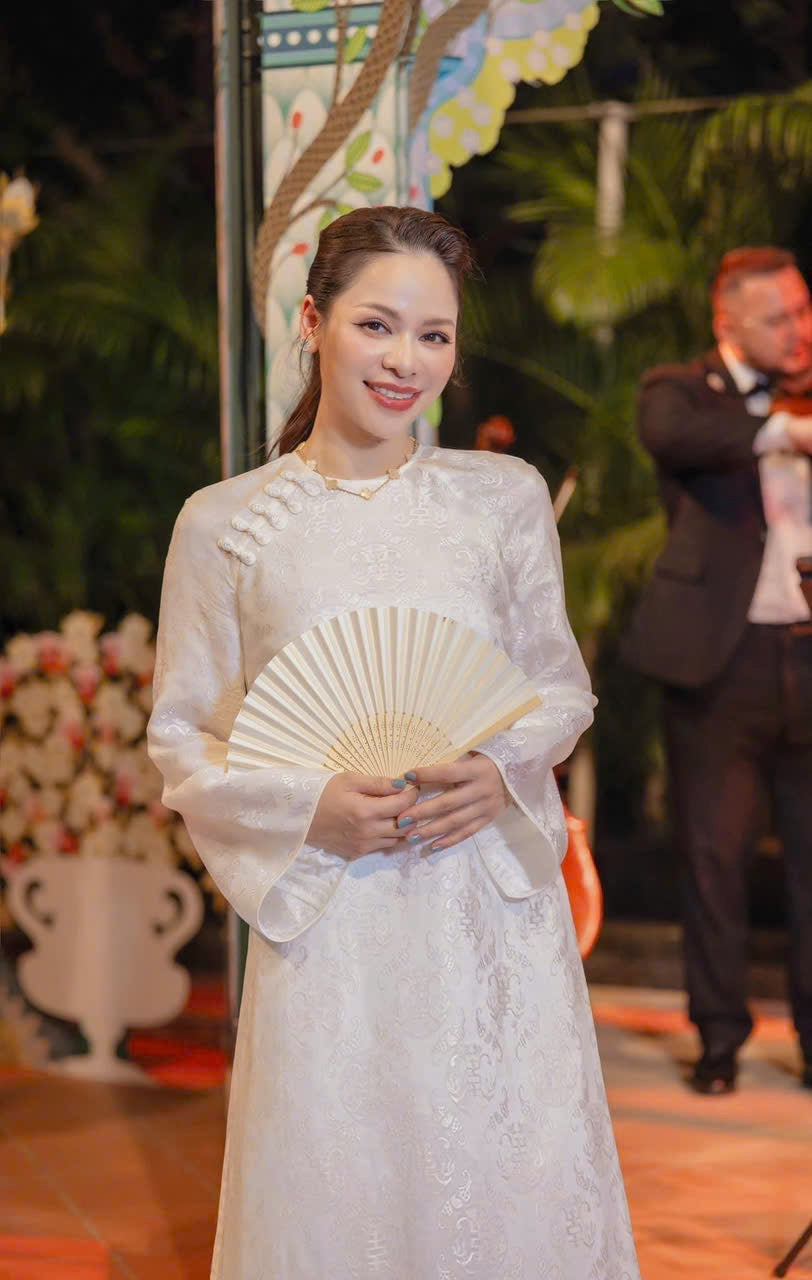 White Ao Dai | Pre-made Vietnamese Dress for Lunar New Year Ao Dai Viet Nam|Ao Dai Cach Tan with Pants Q06