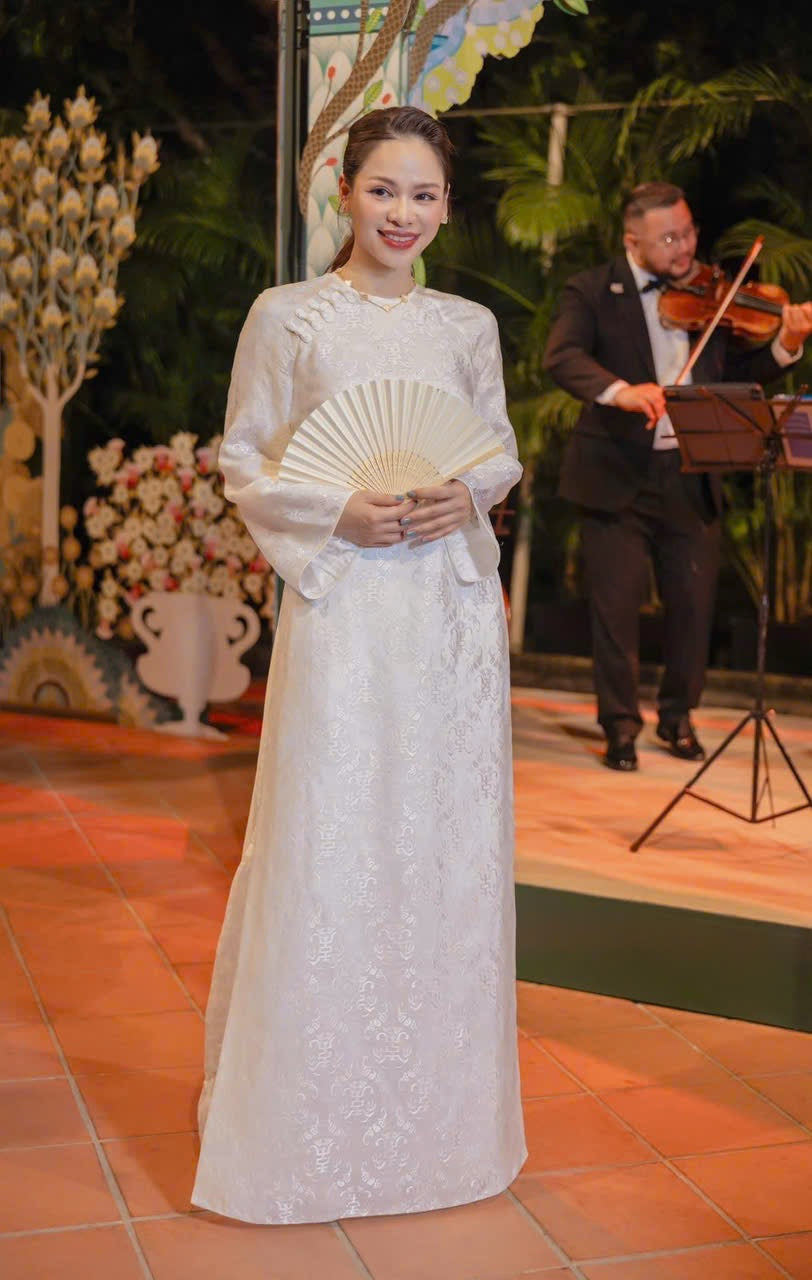 White Ao Dai | Pre-made Vietnamese Dress for Lunar New Year Ao Dai Viet Nam|Ao Dai Cach Tan with Pants Q06