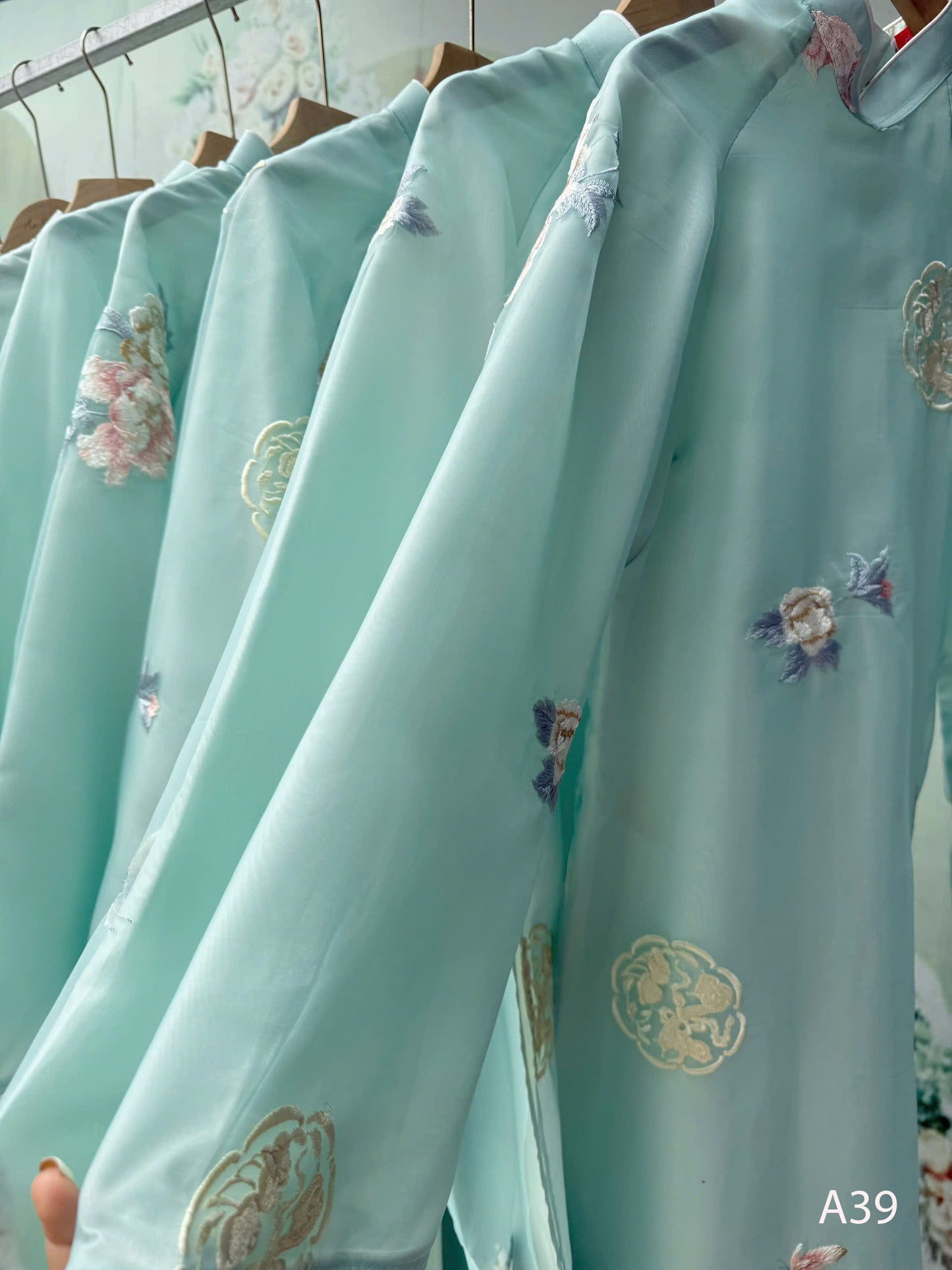 Mint Embroidery cach Tan Ao Dai